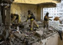 Російські терористи атакували житловий будинок у Сумах: є загиблі та поранені