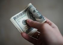 Курс готівкового долара в банках за рік зріс на 10%, - НБУ: що вплинуло на зміни?