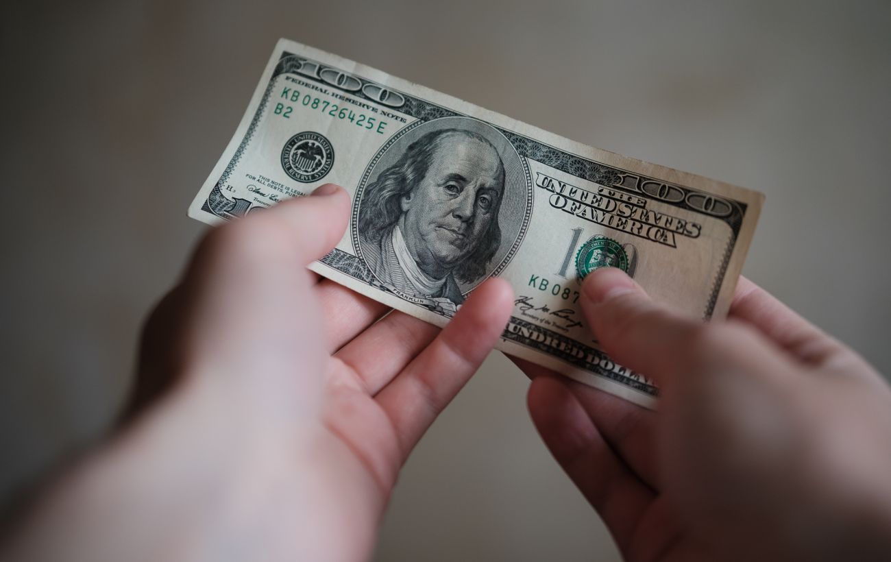 Попит на валюту зріс у 1,5 раза, НБУ підвищив курс долара: що буде з гривнею?
