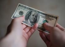 Попит на валюту зріс у 1,5 раза, НБУ підвищив курс долара: що буде з гривнею?