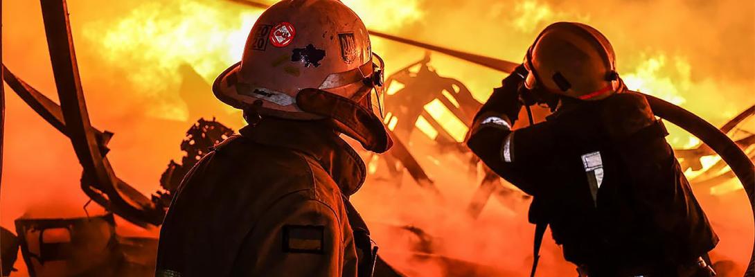 Нічна атака на Київщину: уламки російського дрона влучили в багатоповерхівку