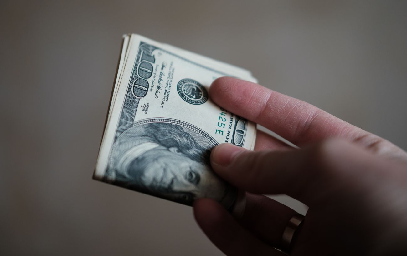 Долар дорожчає другий день поспіль: аналіз причин та наслідків для економіки