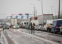 Кабмін змінив правила перетину кордону для перевізників медвантажів і гумдопомоги