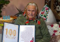 Три секрети довголіття 100-річної українки, яка сама обробляє город і рубає дрова