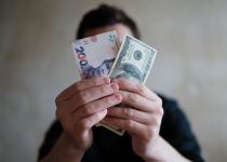 Українці різко скоротили купівлю доларів у банках: що сталося та до чого готуватися?