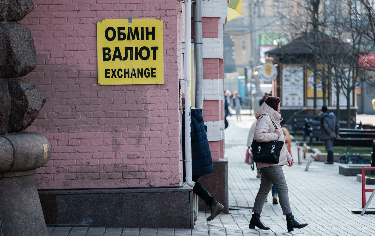 Долар різко пішов угору, євро подорожчав до 45 гривень: які курси в обмінниках?