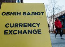 Долар пішов униз: скільки коштує валюта в обмінниках та що вплинуло на зміну курсу?
