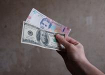 Долар дешевшає другий день поспіль: що чекає на курс у найближчому майбутньому?