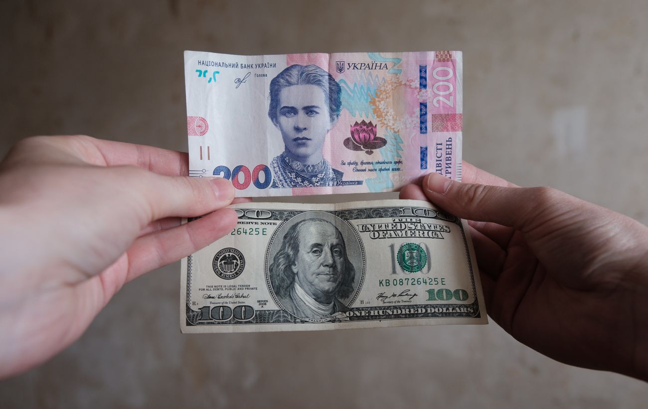 Долар дешевшає третій місяць поспіль: що впливає на курс і які прогнози економістів?