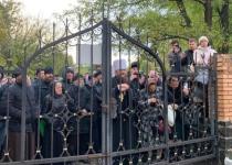 Фашизм у рясах: Прихильники МП влаштували погром у церкві перетворивши її на поле бою