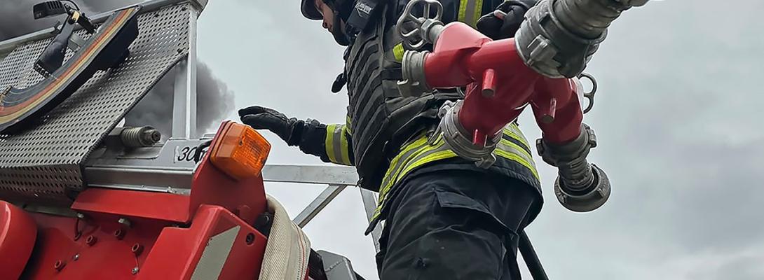 Потужний вибух у Сумах: над містом піднявся стовп диму, з'явились кадри з місця