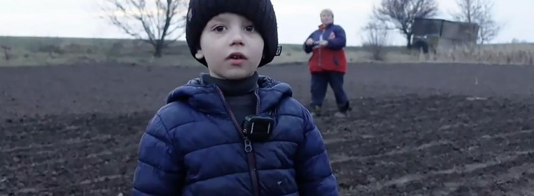 Хлопчик з мему "Скоро вже буде Паска" виріс, і ось як він виглядає зараз (фото)