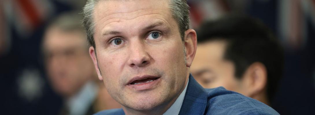 Глава Пентагону ділився секретною інформацією в чаті Signal із дружиною та братом