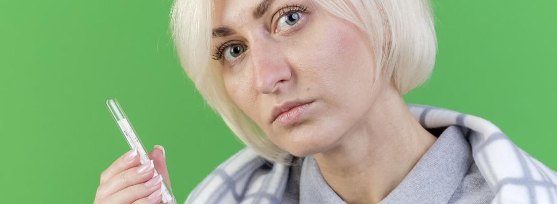 Чи можна виходити гуляти з температурою? Відповідь лікарів здивує багатьох 