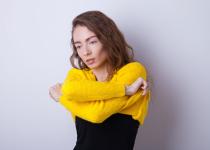 Переодягатися чи ні? Лікарі розповіли, чи несе одяг з вулиці загрозу для здоров'я