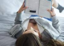 Лікарі попереджають! Ось що з вами станеться, якщо ви будете лежачи читати 