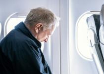 Що відбувається, якщо пасажир помирає в літаку: моторошні подробиці з реальних рейсів