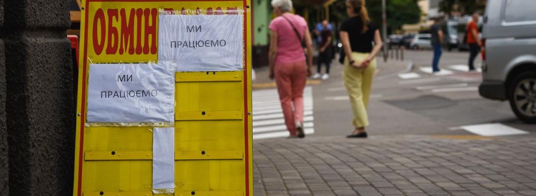Попит на долари та євро впав після рекордного сплеску: скільки валюти ввези в Україну