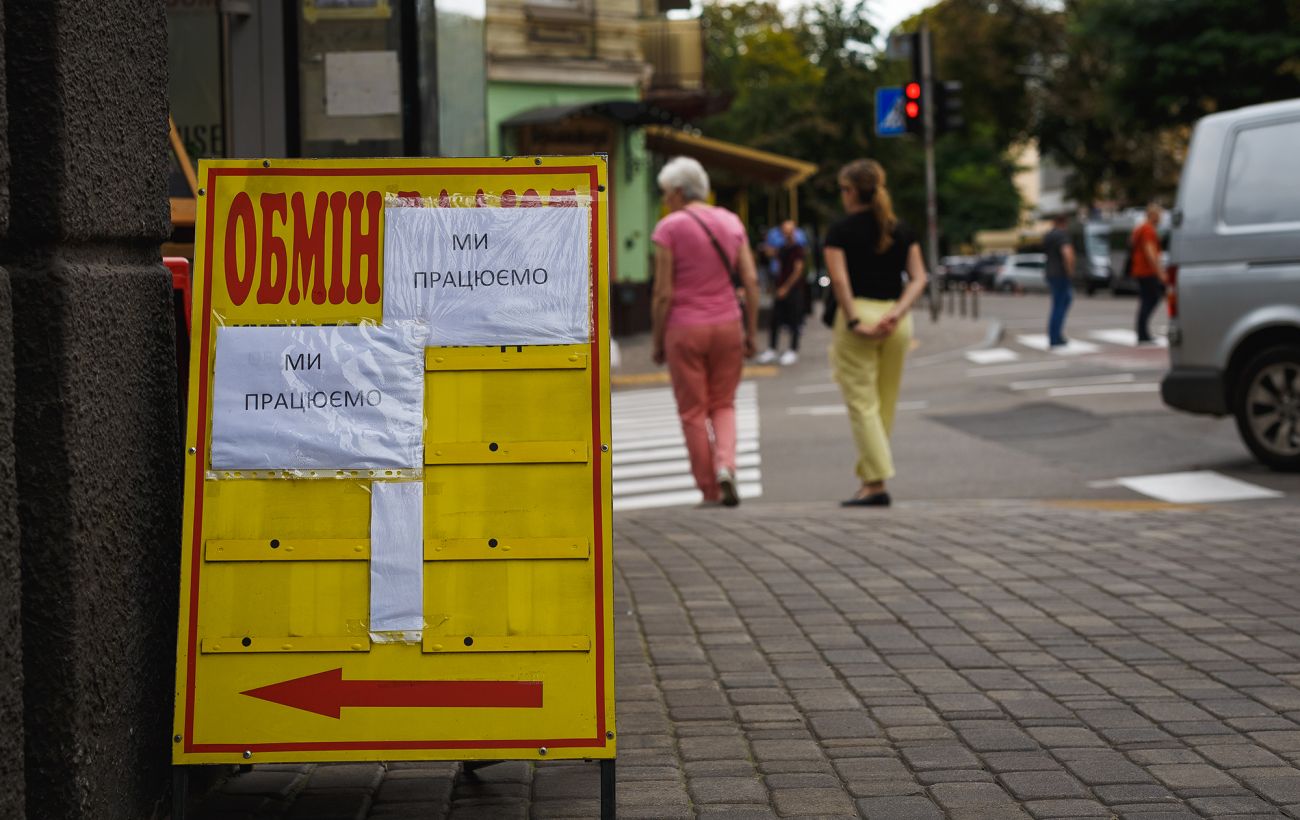 Попит на долари та євро впав після рекордного сплеску: скільки валюти ввези в Україну