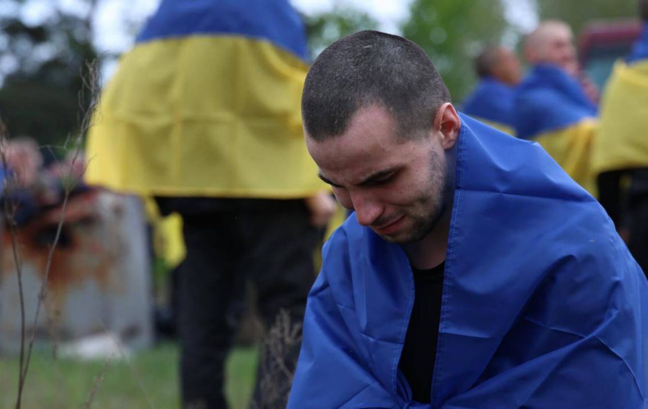 Вони знову вдома — кадри, що розривають серце! Україна повернула 205 полонених