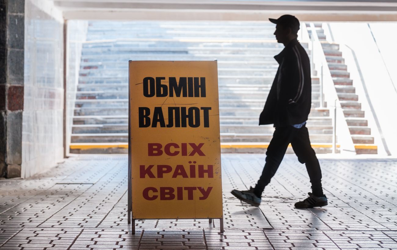 Долар і євро подешевшали: НБУ оновив офіційні курси валют на сьогодні — подробиці