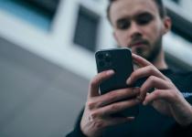 Без рук и прикосновения: Apple тестирует управление iPhone с помощью мозга – будущее уже здесь