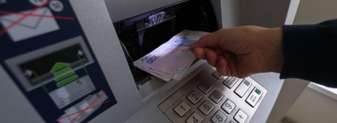 Скільки грошей українці знімають в банкоматах: суми в Україні та за кордоном