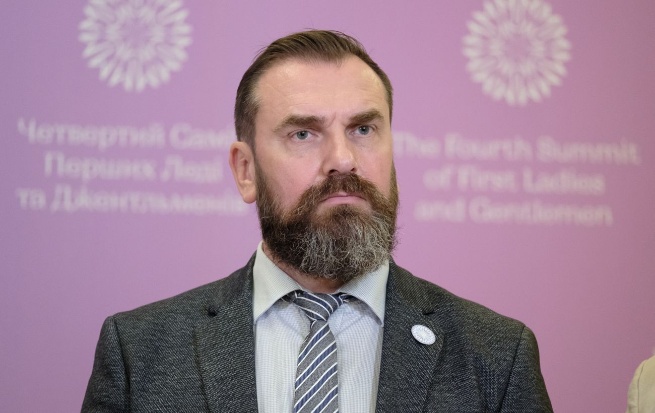 Чи заборонять старшокласникам виїжджати за кордон? Гучна заява Міносвіти!