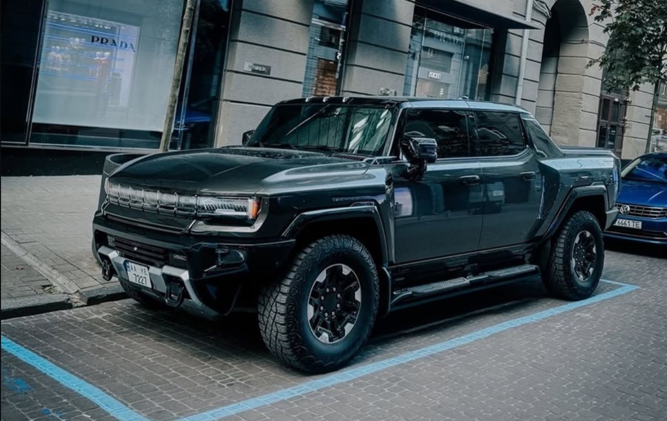 Електричний монстр: пікап GMC Hummer вперше помітили в Україні — що відомо?