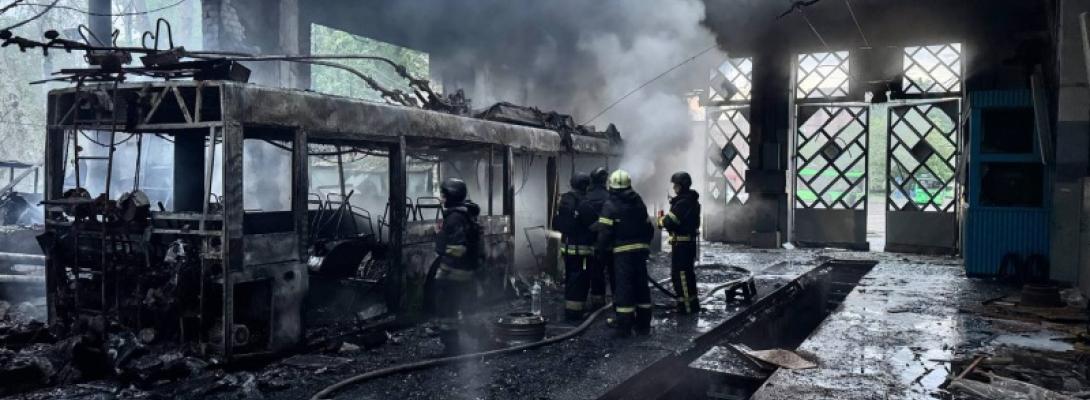 Страшна ніч у Харкові! Російські терористи атакували тролейбусне депо — жахливі кадри