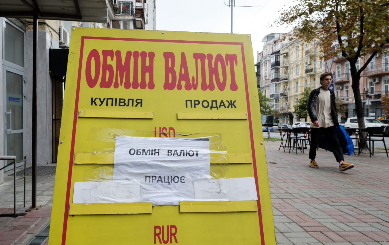 НБУ знизив курс долара на перший день червня і підняв євро до 47 гривень: подробиці
