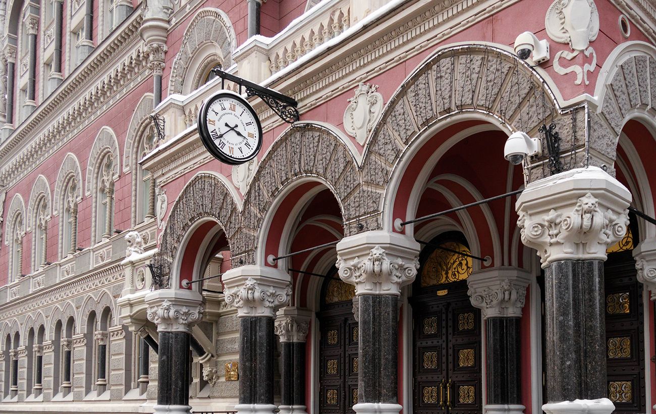 Ситуація на валютному ринку погіршилася: НБУ збільшив продаж доларів із резервів