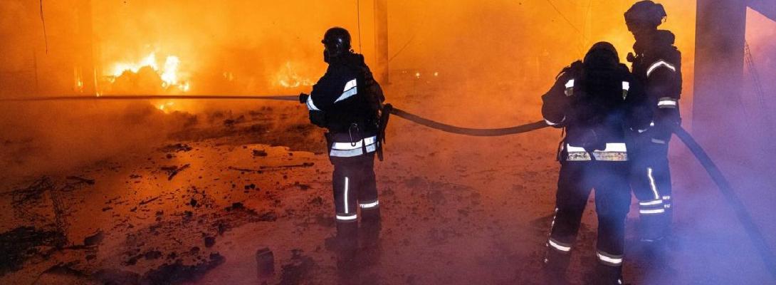 Росіяни вдарили по поштовому терміналу під Харковом: у ДСНС показали наслідки