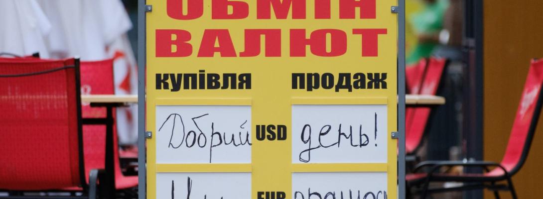 Новий тренд: українці купують менше доларів у банках — чи варто хвилюватися?