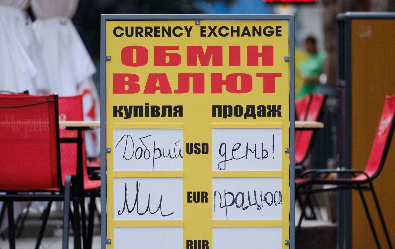 Новий тренд: українці купують менше доларів у банках — чи варто хвилюватися?