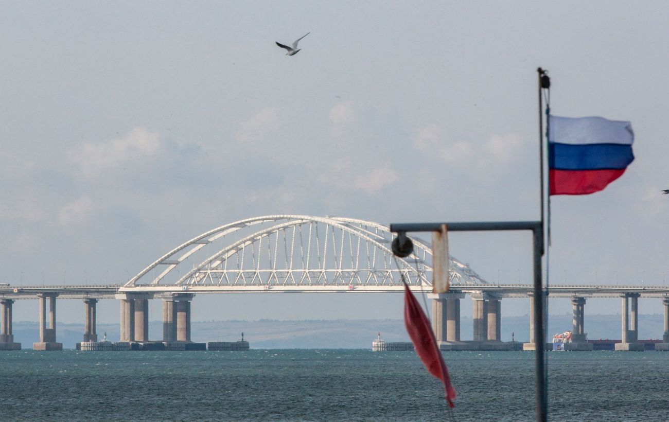 Росіяни перекрили рух Кримським мостом: заявляють нібито про ще одну атаку 