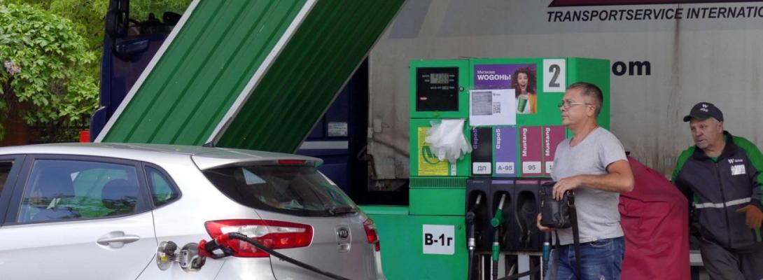 Як курс долара впливає на ціну бензину в Україні: експерт пояснив головні чинники