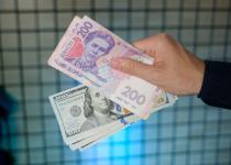 Середня зарплата українців зросла до 560 доларів: як вона змінилася за 30 років