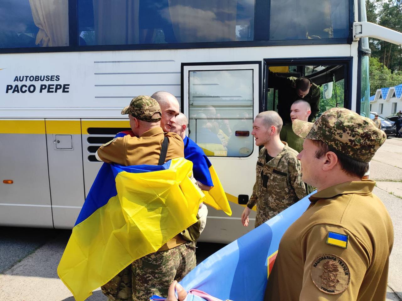  Україна повернула додому героїв, які пройшли через пекло полону: деталі обміну