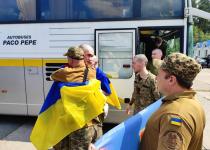  Україна повернула додому героїв, які пройшли через пекло полону: деталі обміну