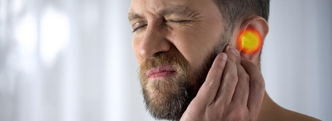 Чому потрібно відразу звертатися до лікаря, якщо заклало вухо: важливі поради