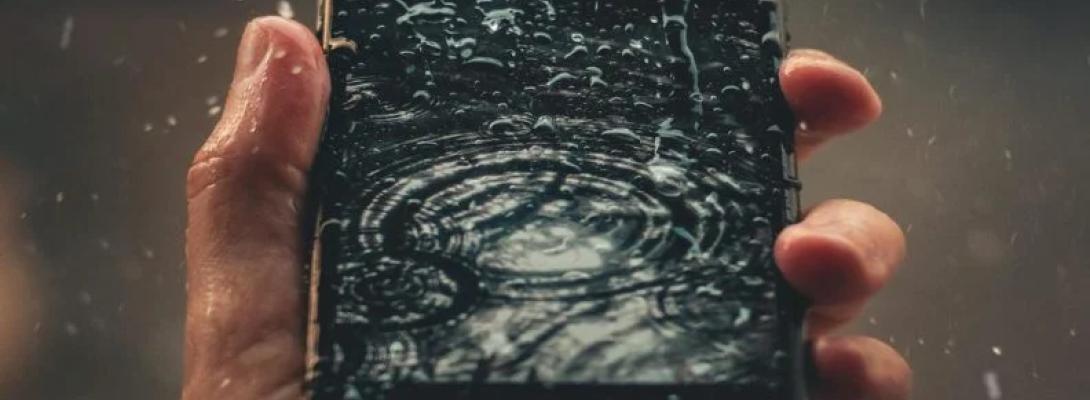 Як можна врятувати смартфон, який впав у воду: корисні поради від експертів
