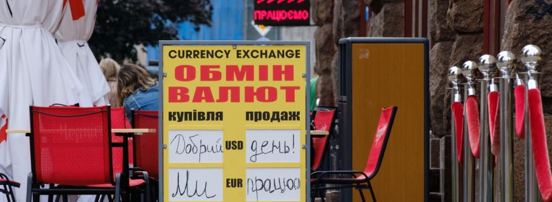 Долар дорожчає, євро дешевшає: обмінні пункти виставили нові курси валют 