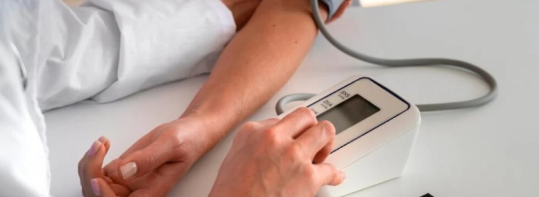 Чому ми досі віримо у міфи про високий тиск: розбираємо найпоширеніші помилки