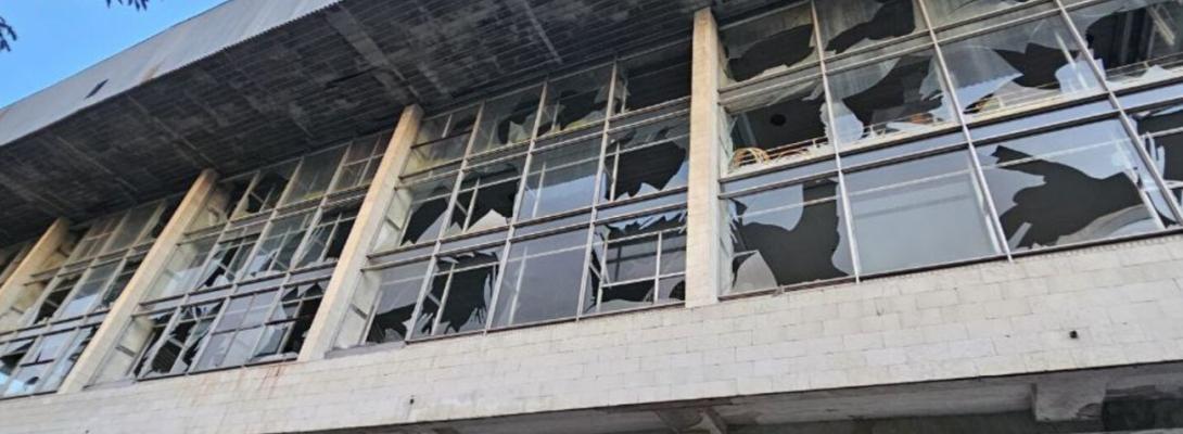 Нічний обстріл Києва: уламки російських ракет пошкодили спорткомплекс КПІ  