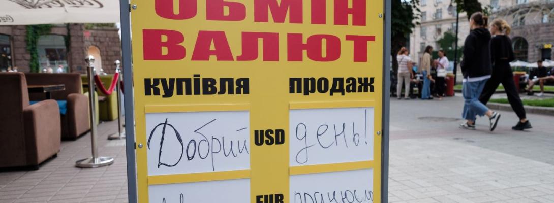 Долар в обмінниках перевищив позначку 42 гривні, євро наближається до 49  