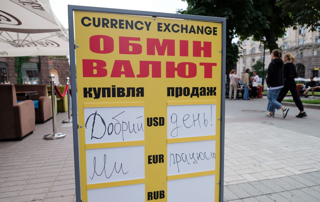 Долар в обмінниках перевищив позначку 42 гривні, євро наближається до 49  