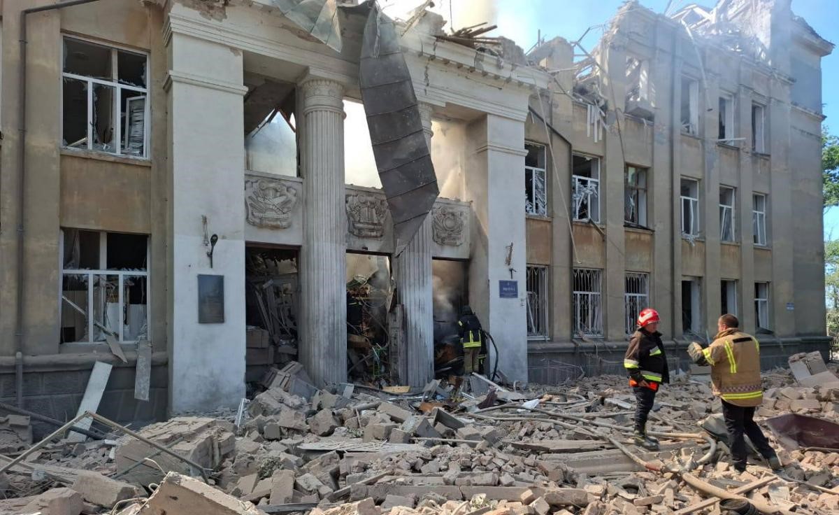 Жах! Ворог вдарив балістикою по ліцею в Білгород-Дністровському: є загиблі і поранені