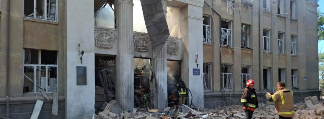 Жах! Ворог вдарив балістикою по ліцею в Білгород-Дністровському: є загиблі і поранені
