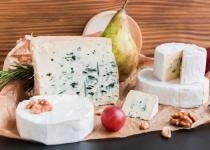 Сыр с плесенью: кому врачи категорически не советуют их употреблять - риски для здоровья